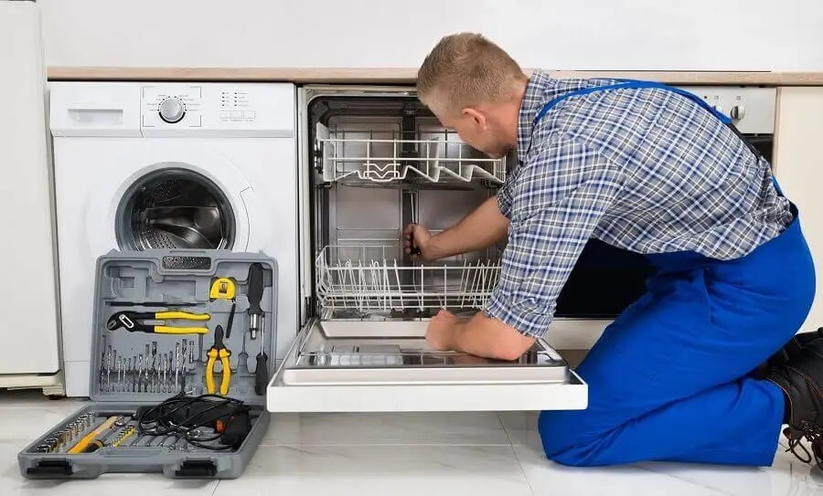 Aliağa Vaillant servisi teknisyen ekibi beyaz eşya tamiri yaparken